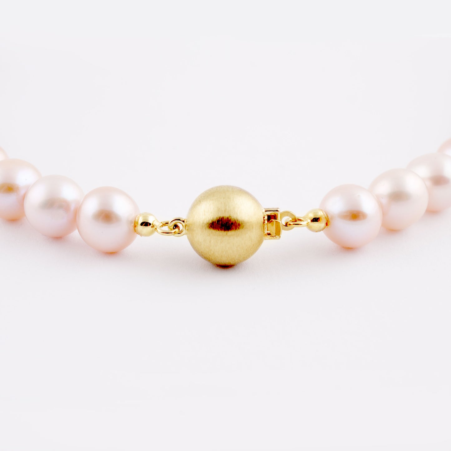 PEARL NECKLACE WITH GOLD CLASP