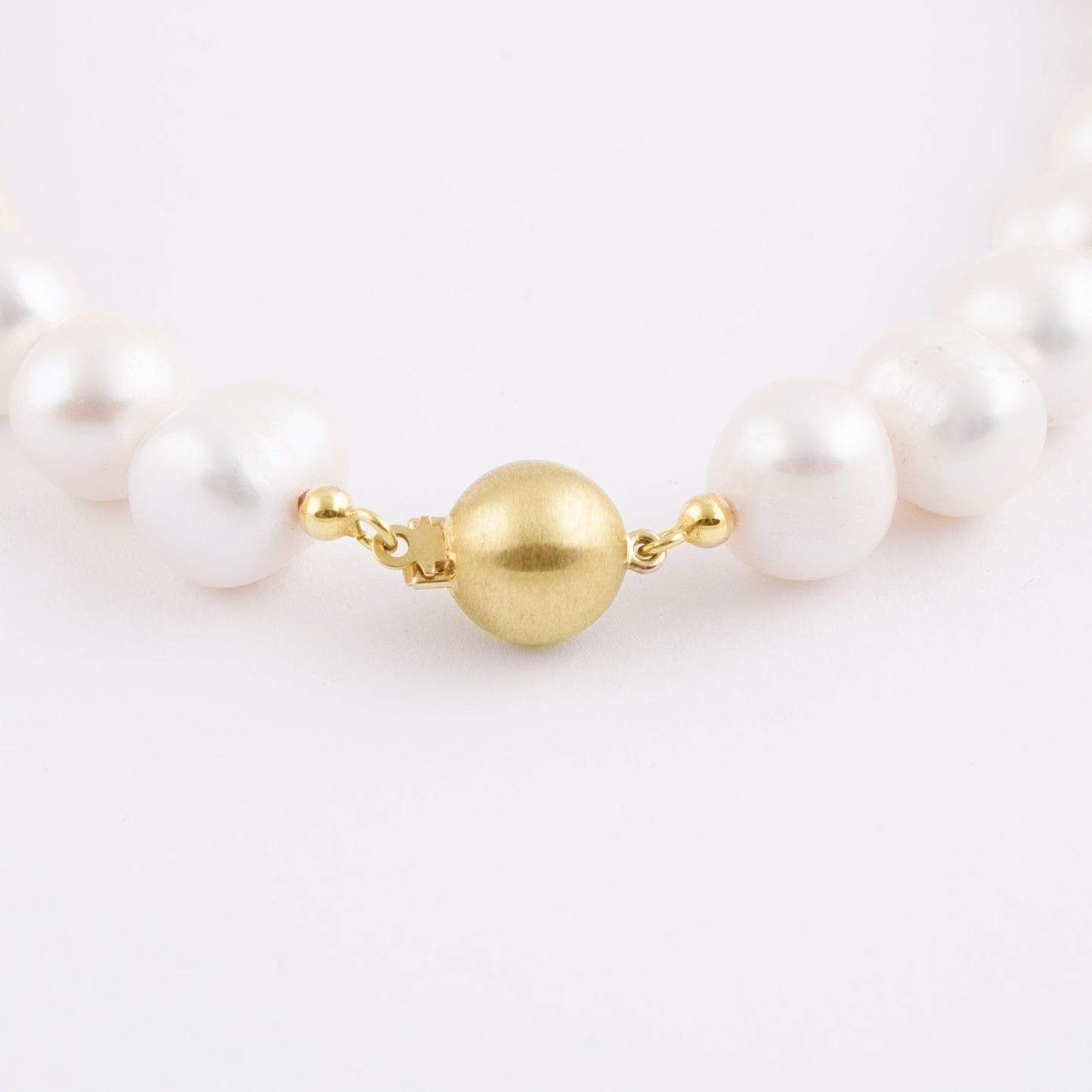 PEARL NECKLACE WITH GOLD CLASP