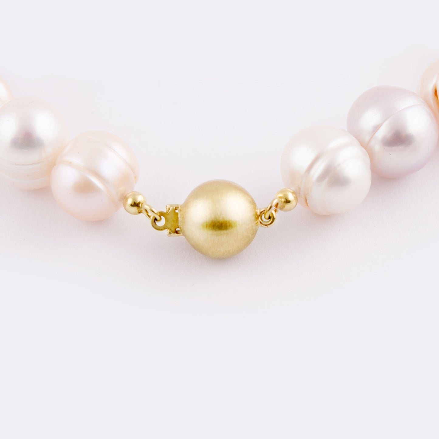 PEARL NECKLACE WITH GOLD CLASP